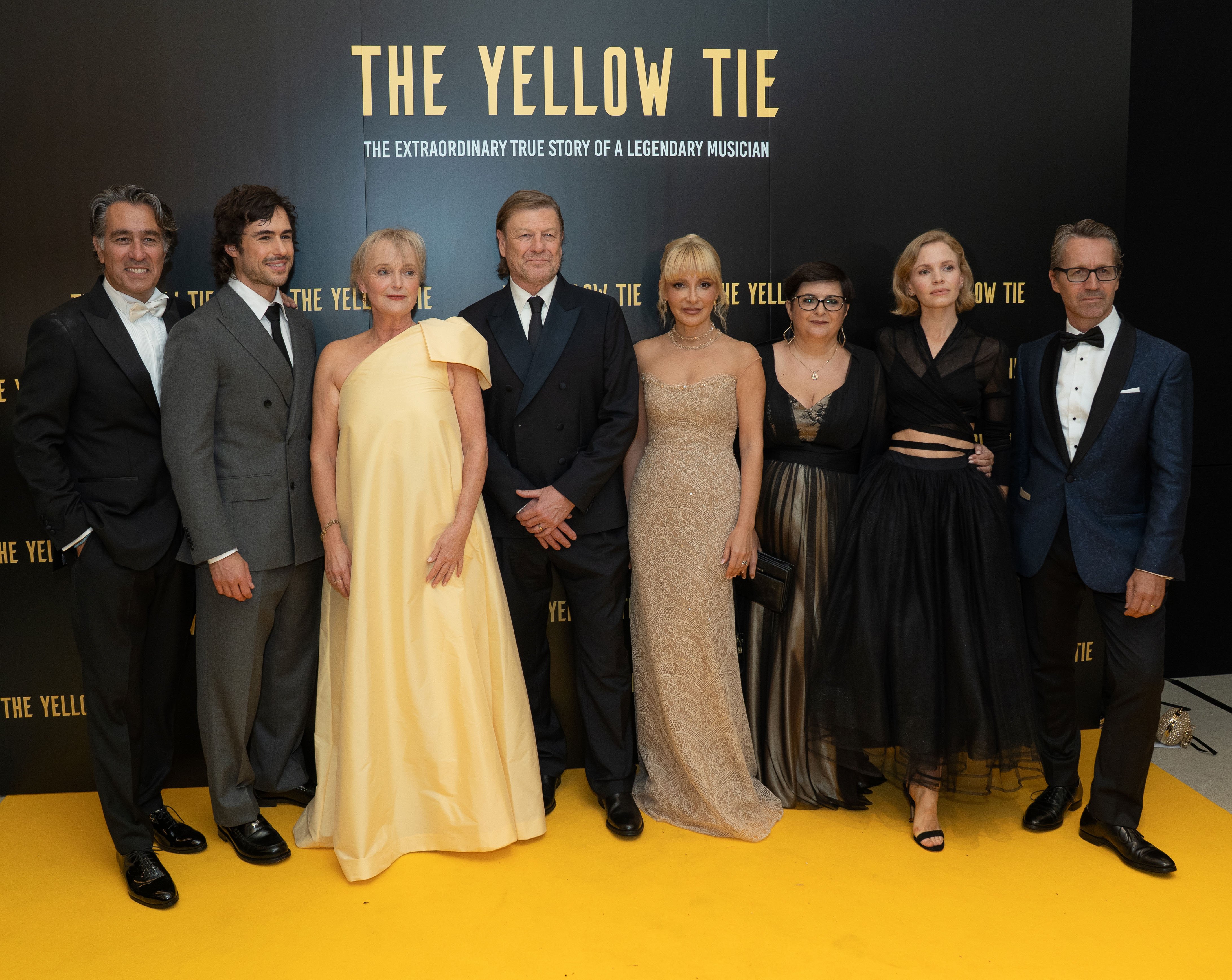 Starurile din filmul „Cravata Galbenă” au strălucit la premiera de gală din Marea Britanie