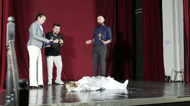 Profesori, medici și IT-iști pe scena Festivalului național de teatru amator. „Dacă nu sari cu parașuta, măcar urci pe scenă”