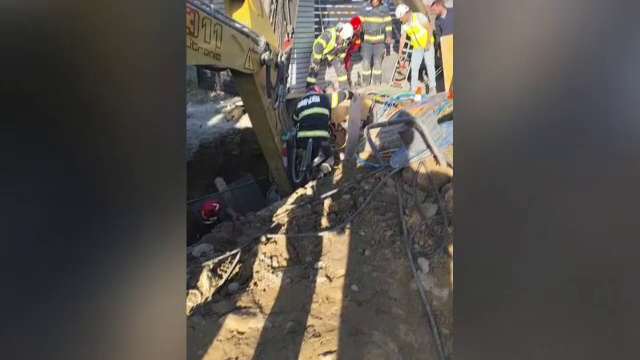 Un bărbat a fost acoperit de un mal de pământ în timp ce lucra la rețeaua de canalizare. A fost scos după patru ore