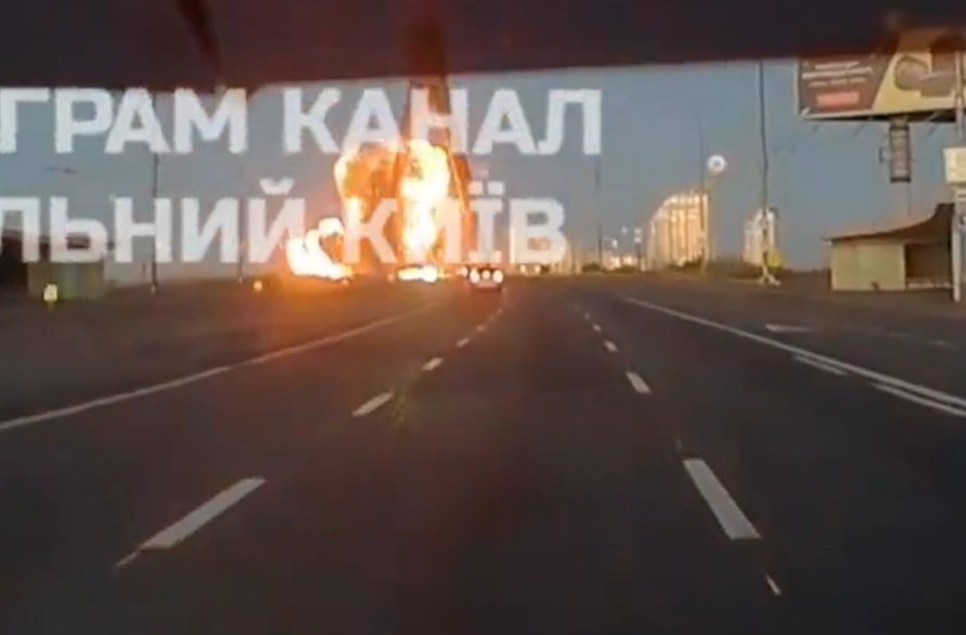 Un nou atac rusesc a lovit un pod important din Kiev. Momentul în care drona și-a atins ținta | VIDEO