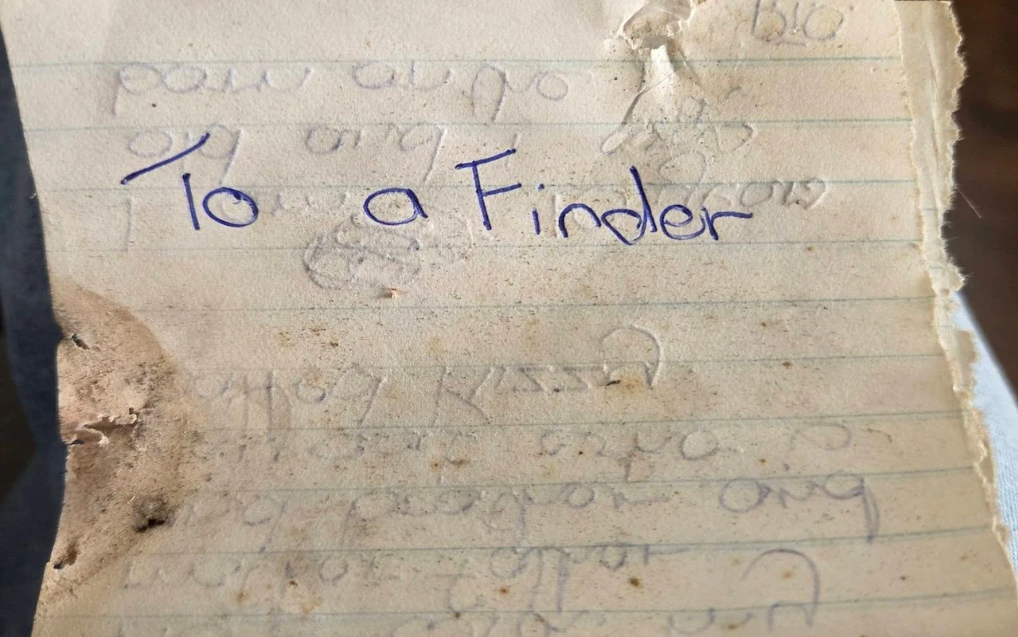 O fetiță de 10 ani a ascuns o scrisoare în 1982. A fost găsită după 44 de ani. Ce mesaj a lăsat „pentru cel care o găsește”