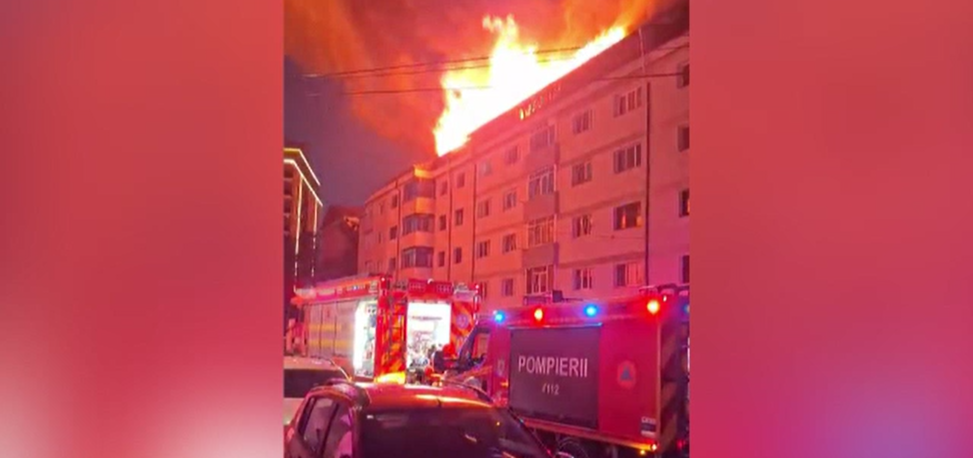 Incendiu puternic în Suceava. Acoperișul unui bloc a fost cuprins de flăcări. Zeci de oameni au ieșit în stradă