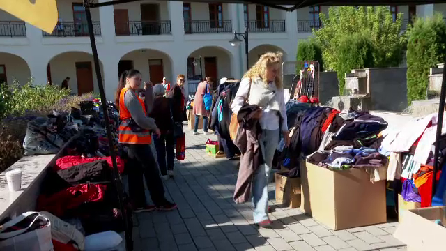 „Târgul de purici” de la Bistrița. Banii din vânzări vor finanța construirea unui adăpăst victimelor violenței domestice