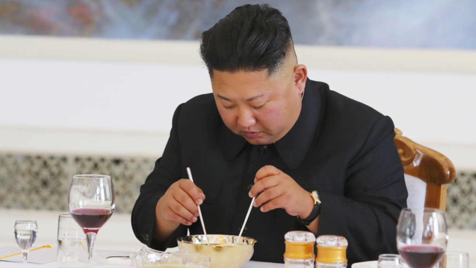 Ce mănâncă Kim Jong-Un de a ajuns la 140 kg, precum un luptător de sumo. Spionii avertizează că riscă să moară de infarct