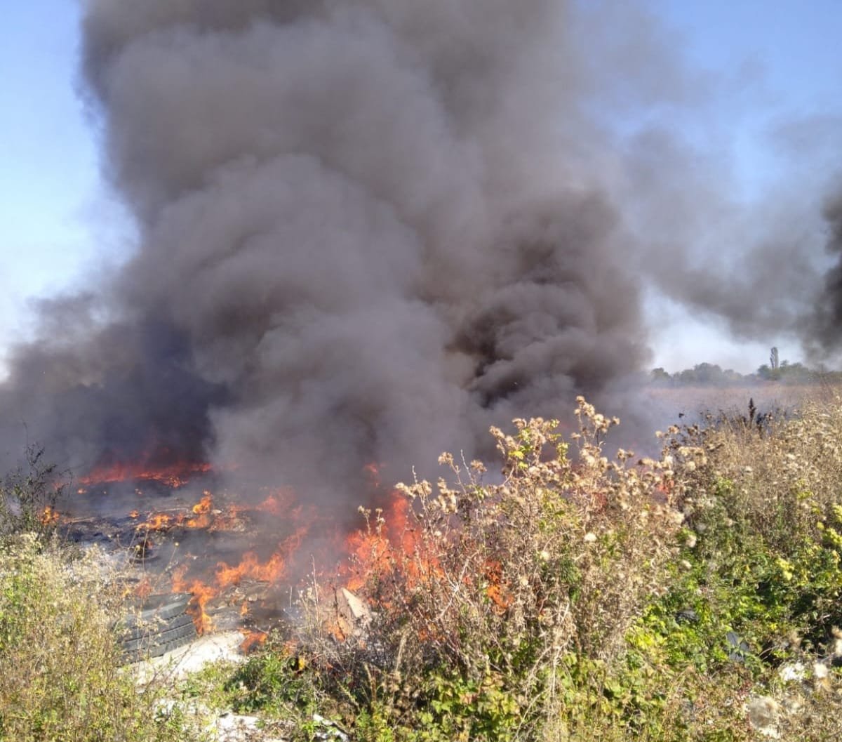 Incendiu puternic în Dâmbovița. Ard deșeuri și vegetație uscată pe 1.000 de metri pătrați. A fost trimis mesaj RO-Alert
