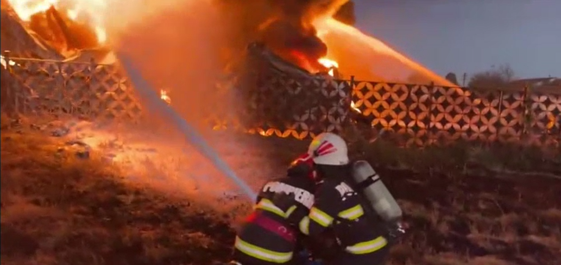 Incendiu uriaș la un depozit de substanțe chimice din Vâlcea. Peste 30 de tone de solvenți au ars ore întregi