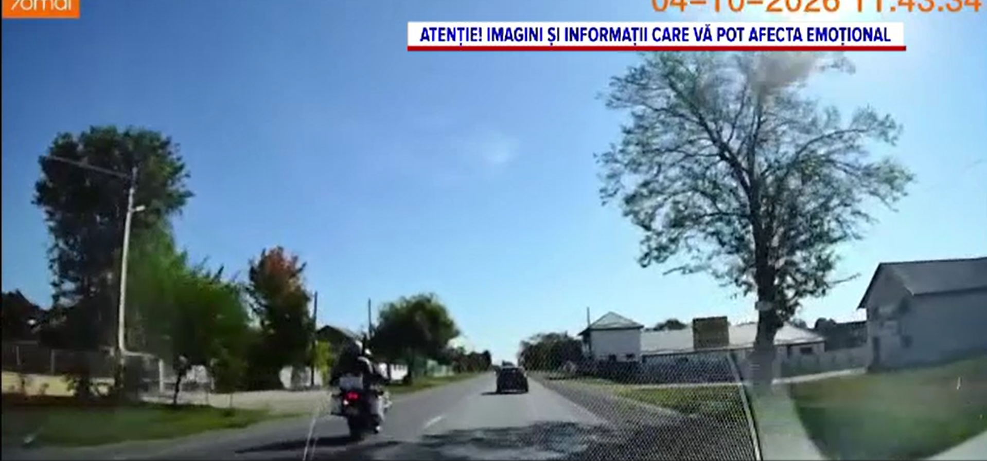 Accident grav în Neamț. Doi bărbați, pe motocicletă, izbiți de o mașină. Momentul impactului, surprins de o cameră