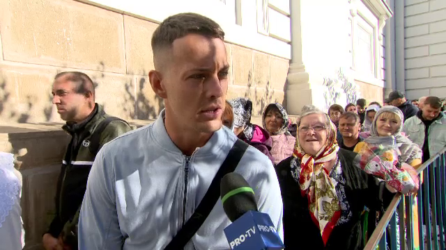 Mii de credincioși, la rând la Iași înainte de pelerinajul la Sfânta Parascheva. Unii au venit din Serbia
