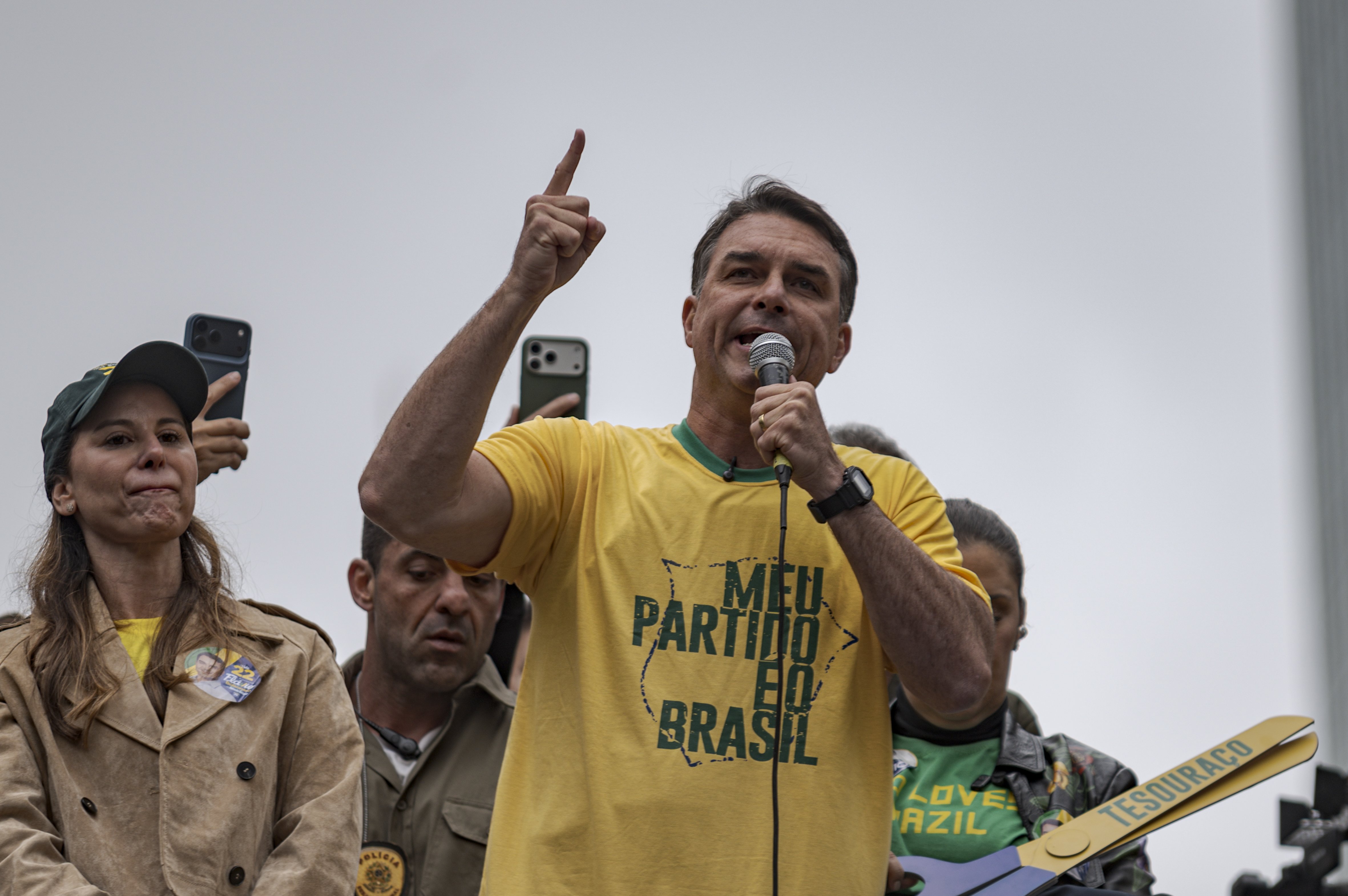 Surpriză în alegerile din Brazilia. Flavio Bolsonaro, fiul lui Jair Bolsonaro, l-a depășit pe Lula și intră în turul doi