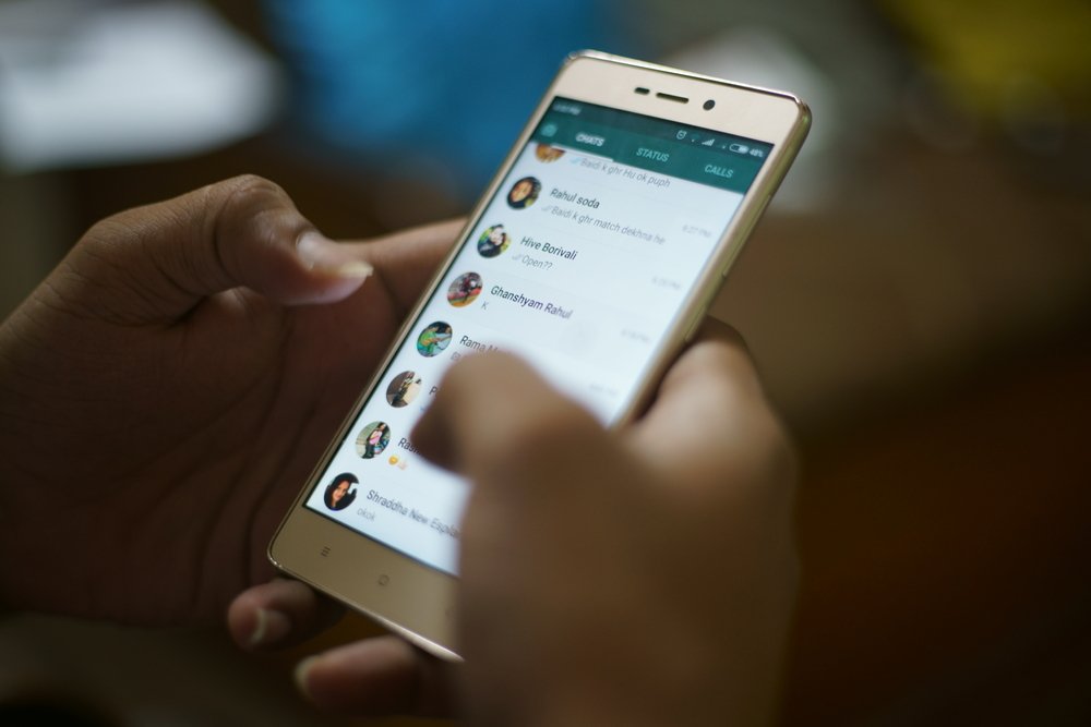 WhatsApp introduce noi funcții pentru părinți. Pot primi otificări despre grupuri și impune limite pentru Meta AI