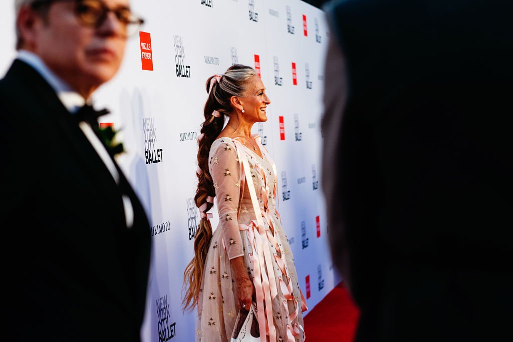 Sarah Jessica Parker în ținuta care pare desprinsă din lumea lui Carrie Bradshaw. Apariție spectaculoasă la New York | FOTO