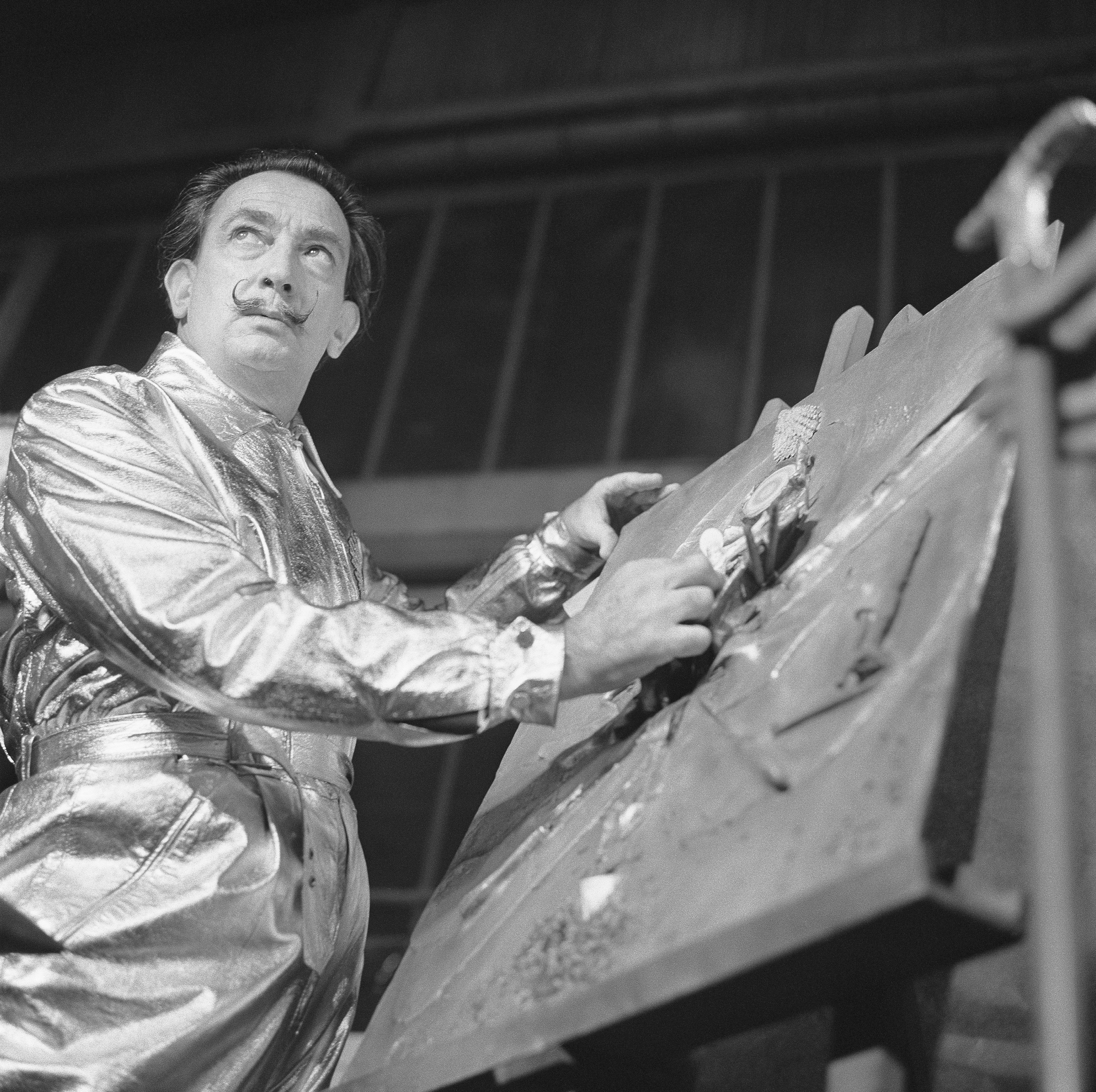 Furt spectaculos în Franța. Cartea „Apocalipsa”, cu o copertă realizată de Salvador Dali, a fost furată. Câte kilograme are