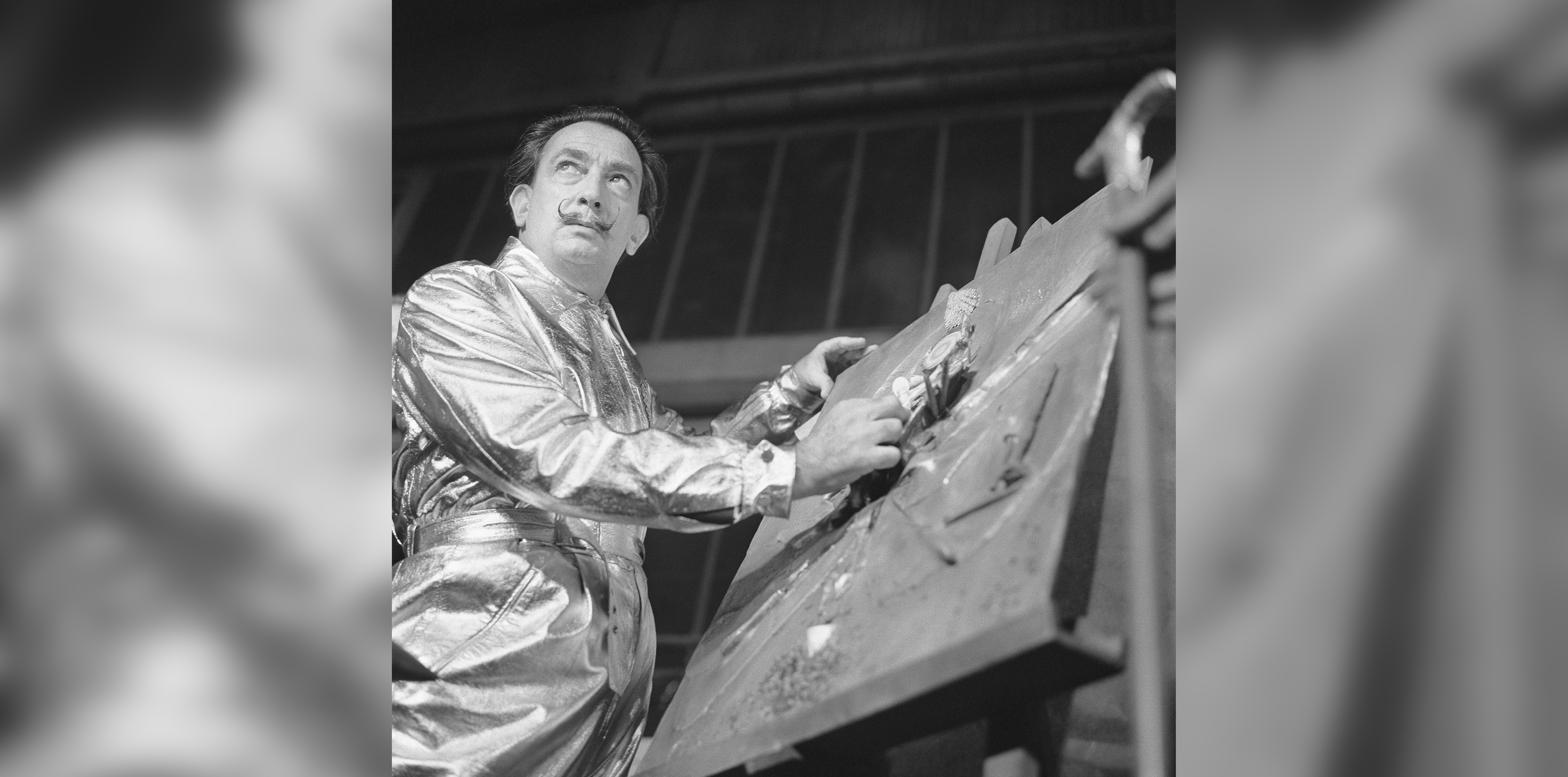 Furt spectaculos în Franța. Cartea „Apocalipsa”, cu o copertă realizată de Salvador Dali, a fost furată. Câte kilograme are