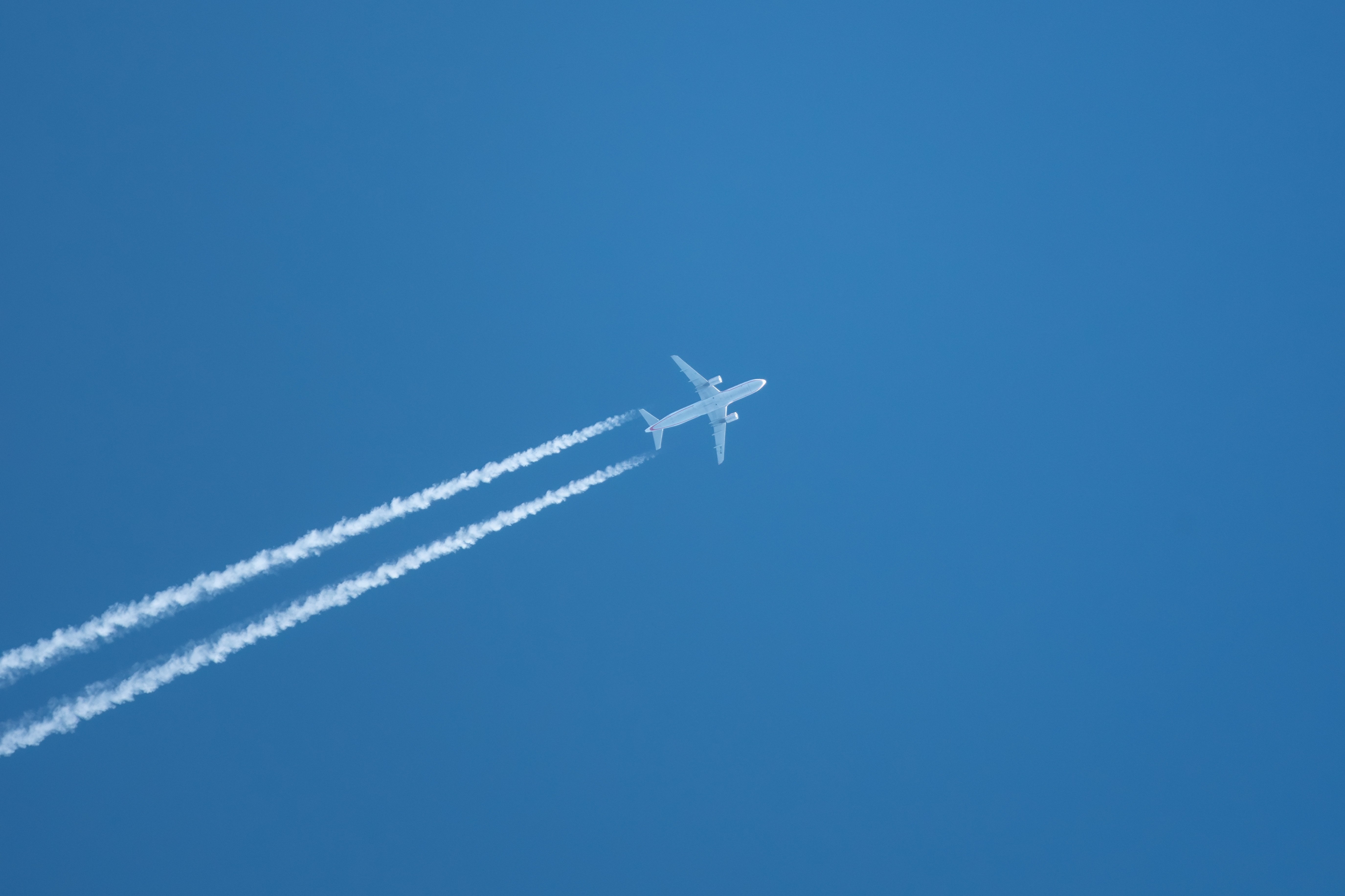 Ce sunt, de fapt, dârele albe lăsate de avioane pe cer. Explicația specialiștilor pentru teoriile conspirației