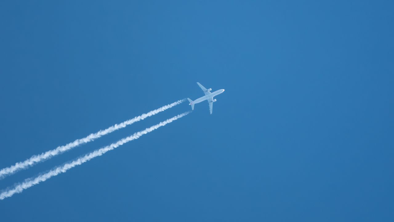 Specialiștii explică dârele albe lăsate de avioane pe cer, contracarând teoriile conspirației
