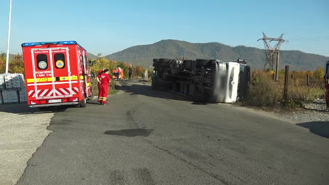 Un camion plin cu nămol de la o stație de epurare a fost lovit de un tren. Încărcătura s-a împrăștiat pe drum