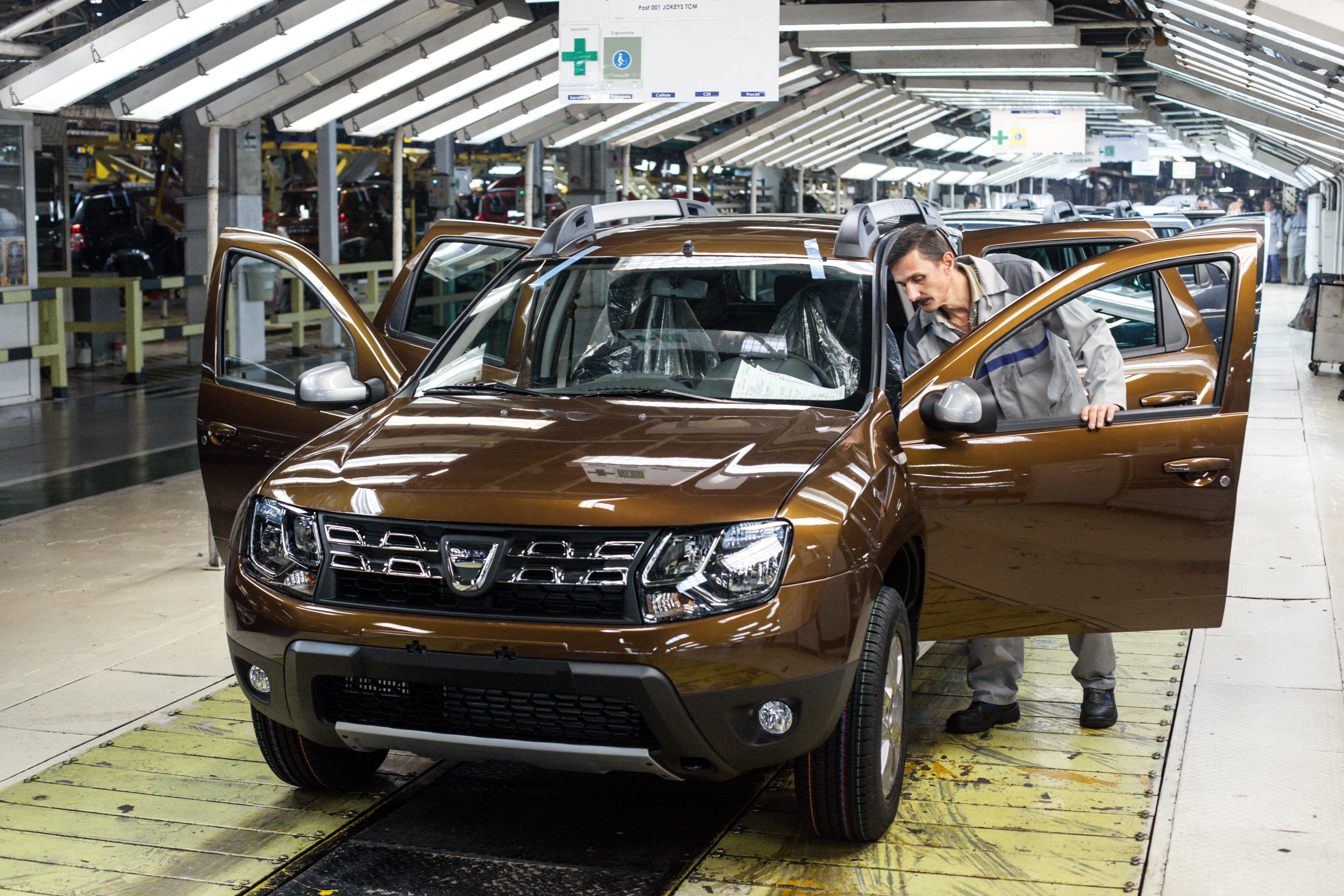 Dacia pregătește un nou val de plecări voluntare. Uzina de la Mioveni își oprește temporar producția