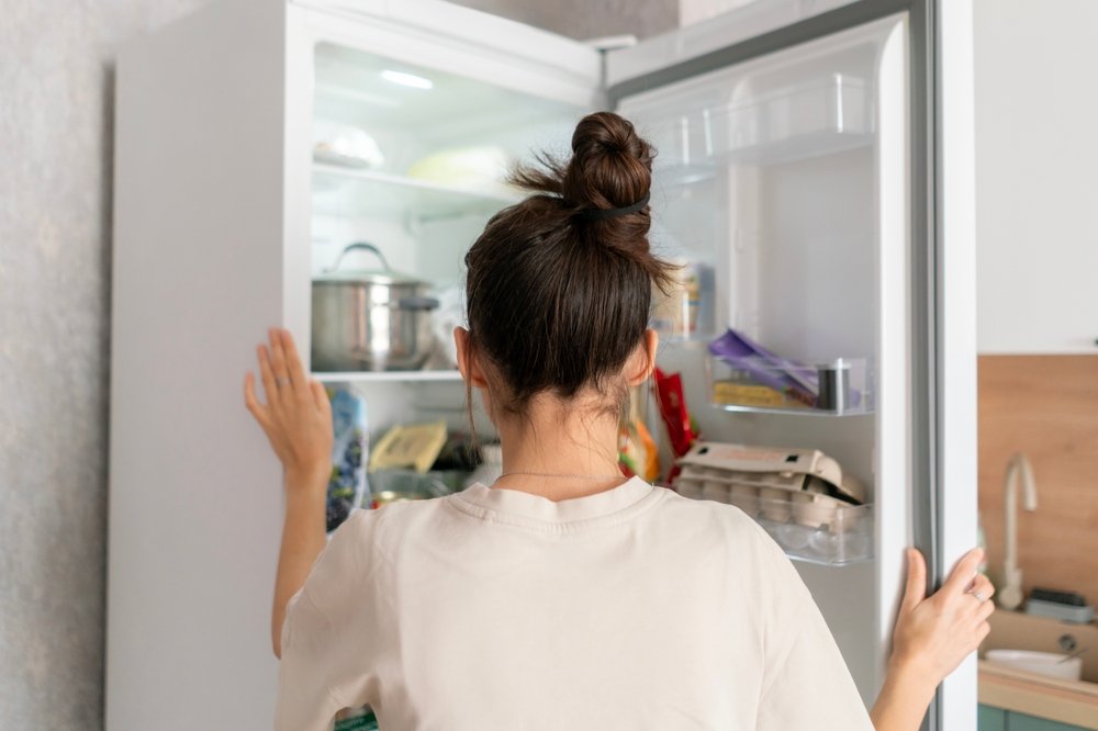 Alimentele banale pe care le ai deja în frigider și îți „repară” digestia. Medicii spun că ajută și la inflamația din corp