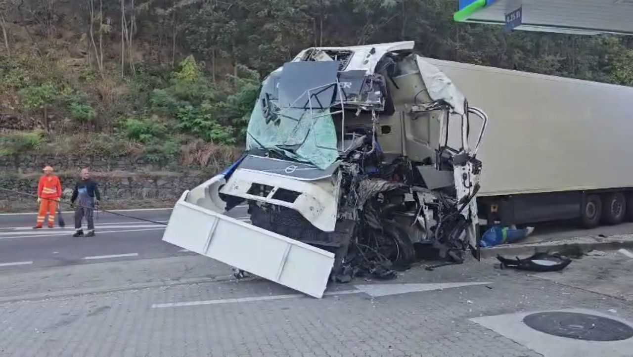 Accident grav pe Valea Oltului: un TIR a lovit pompele de carburant; șoferul era băut