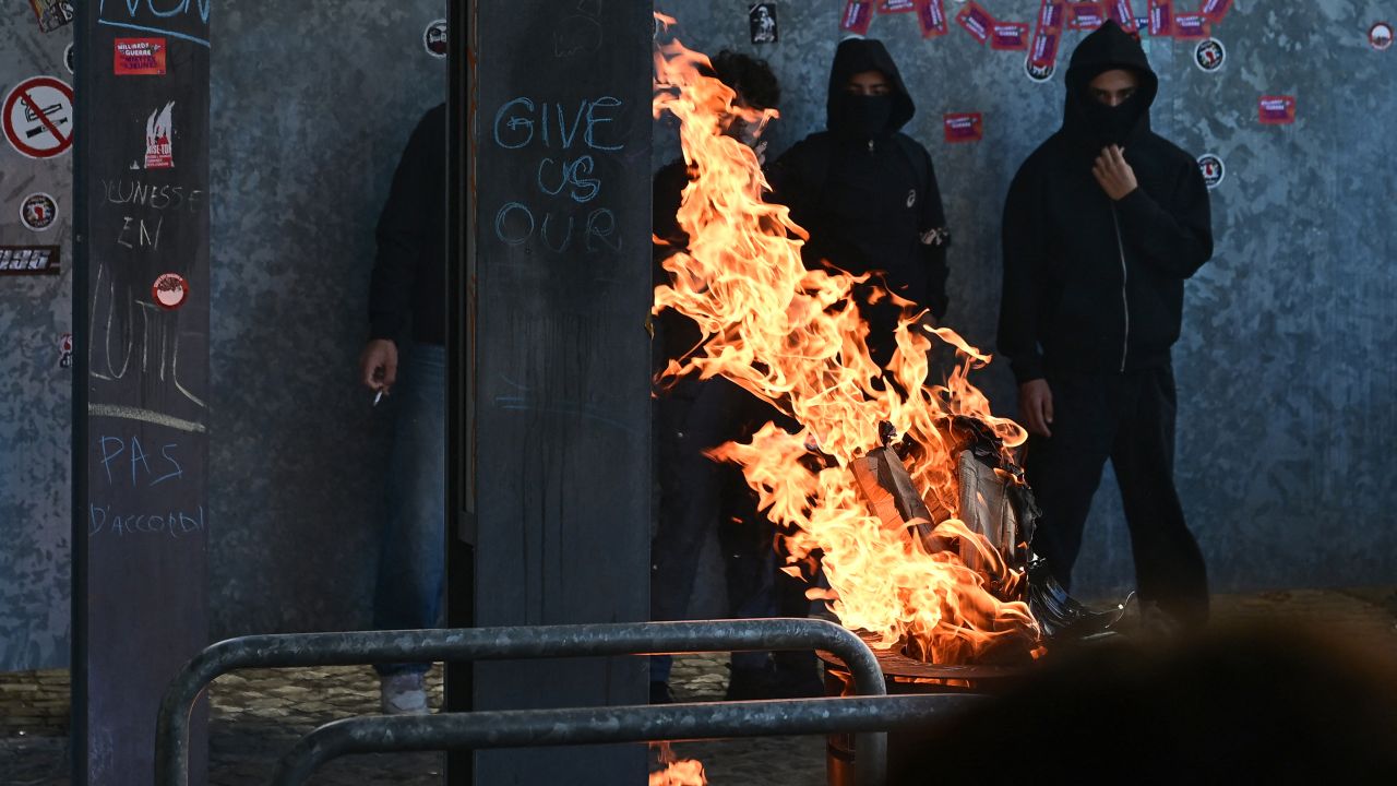 Elevii din Belgia protestează violent împotriva măsurilor de austeritate
