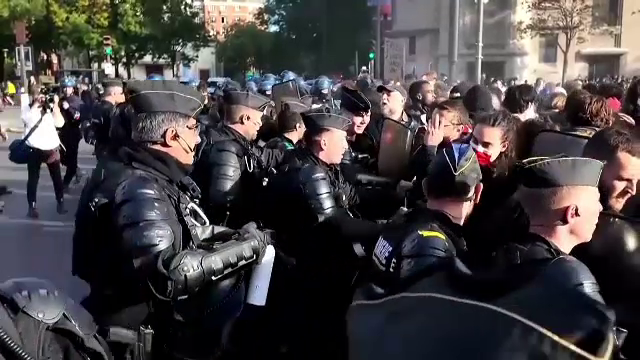 Protestele continuă în Franța. Până la 450.000 de oameni au ieșit în stradă, în peste 30 de orașe. VIDEO