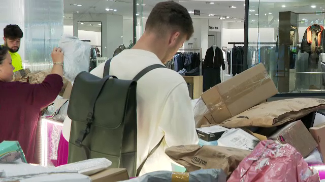 „Mystery box”, noul trend al retailerilor. Plătești pentru colete fără să știi ce primești