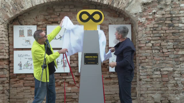 „Monumentul prostiei”, inaugurat cu fast la Brăila. „Surprinde esența prostiei, adică infinitatea”