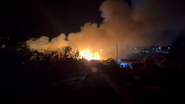 Incendiu puternic în Baia Mare. Mai multe locuințe improvizate au ars. Care este ipoteza pompierilor