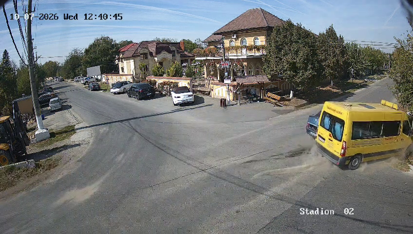 Un copil a fost lovit pe marginea șoselei de un microbuz școlar, împins de un Logan care nu a dat prioritate. VIDEO