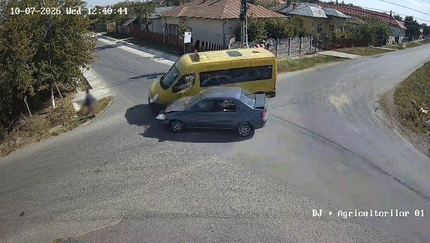 Un copil a fost lovit pe marginea șoselei de un microbuz școlar, împins de un Logan care nu a dat prioritate. VIDEO