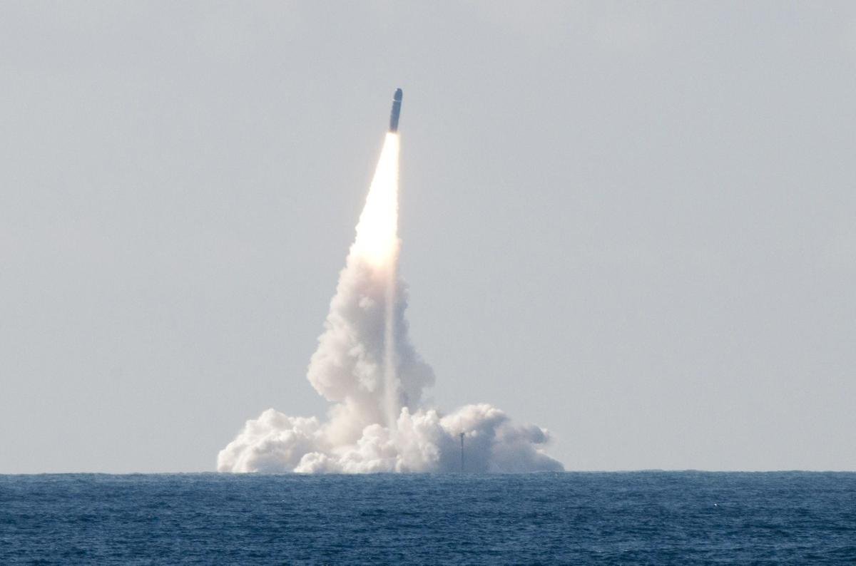 Franța a testat o rachetă nucleară capabilă să atingă întreg teritoriul Rusiei. Kremlinul acuză „militarizarea” Europei