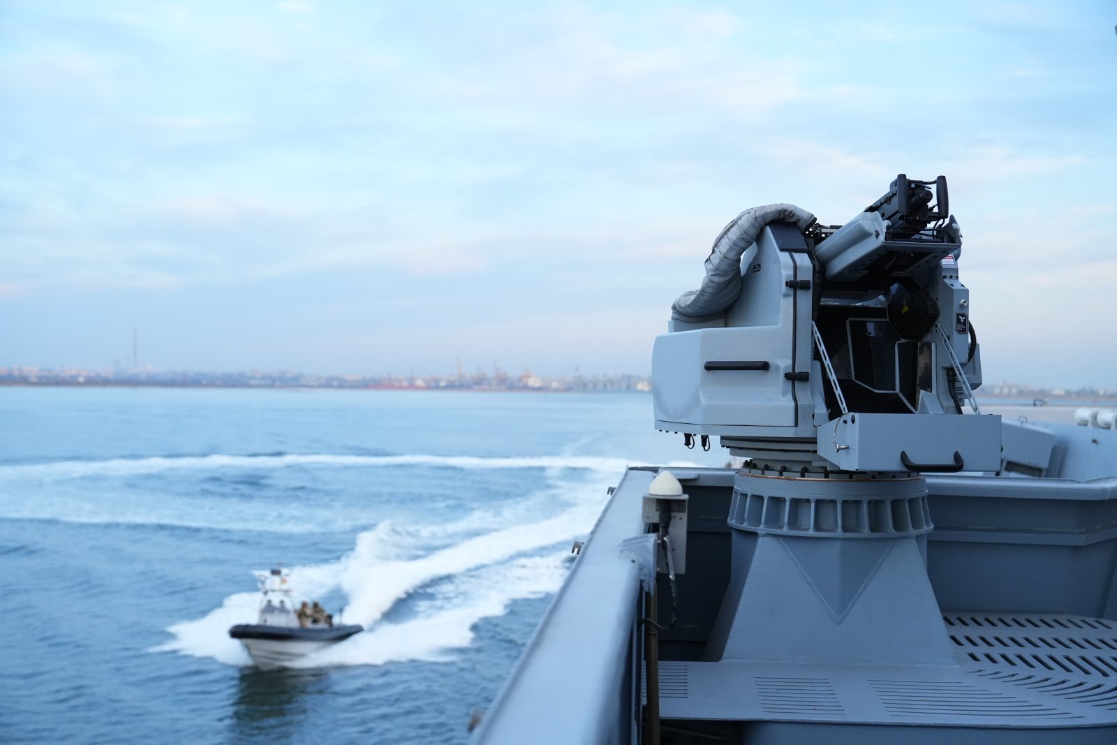 Corveta „Contraamiral August Roman”, primele trageri în Marea Neagră. Echipajul a exersat neutralizarea dronelor