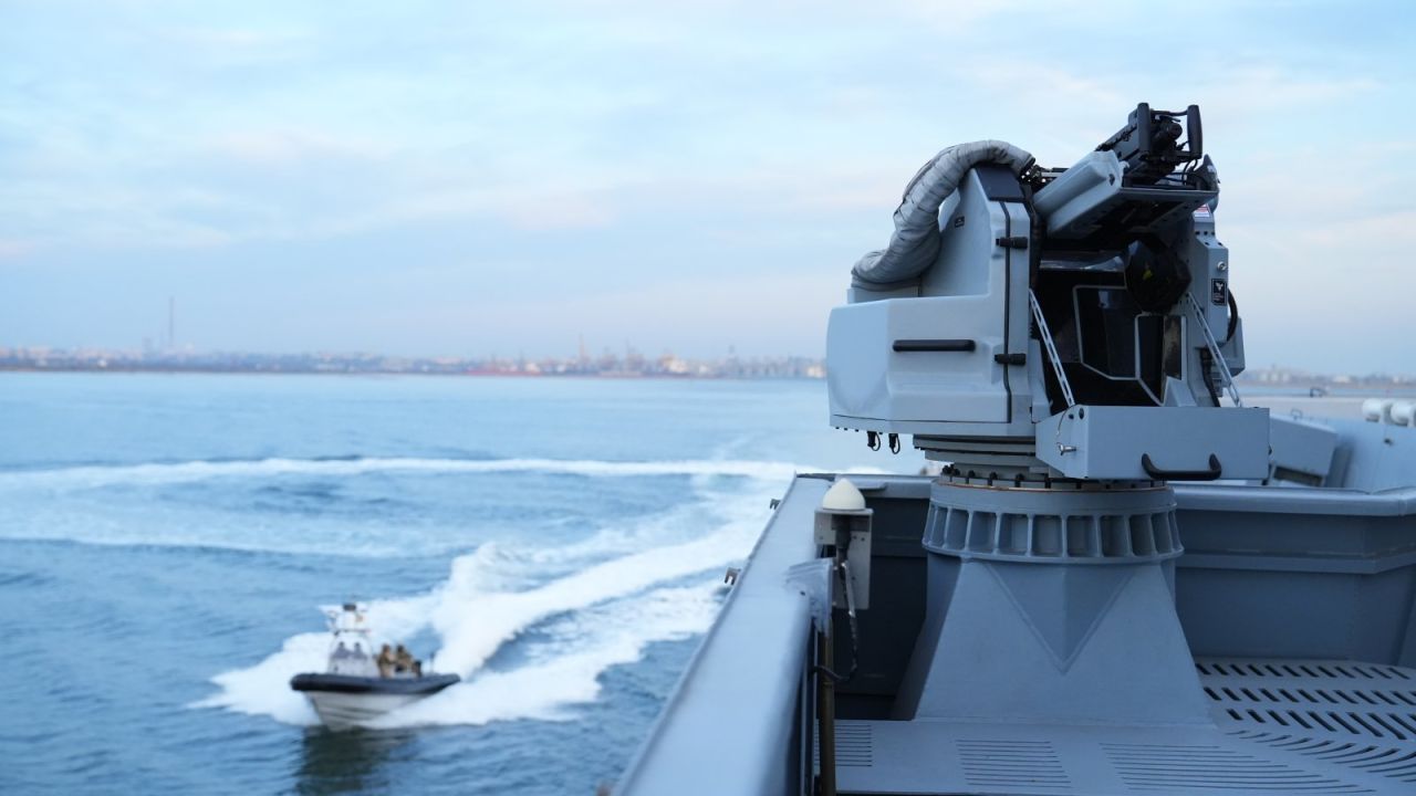 Corveta „Contraamiral August Roman” execută primele trageri în Marea Neagră și exersează neutralizarea dronelor
