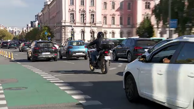 Noua regulă în Codul Rutier pentru motocicliști. Când le este permis să treacă printre mașini la semafor