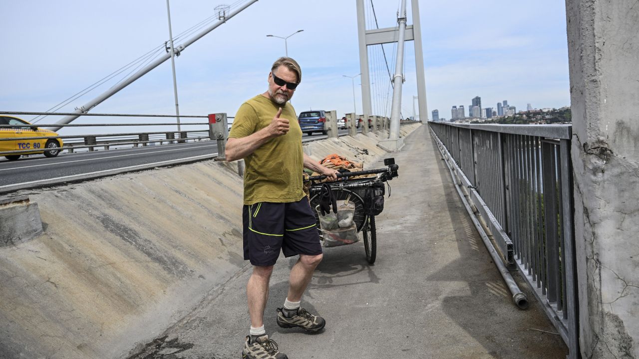 Exploratorul Karl Bushby a revenit în Marea Britanie după 28 de ani