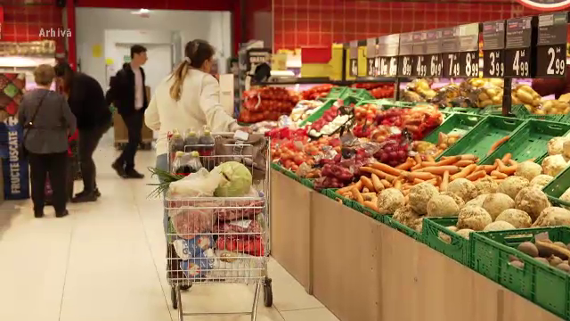 Veniturile românilor au crescut, dar și cheltuielile. Vacanțele, hainele noi și ieșirile în oraș sunt printre primele sacrificate