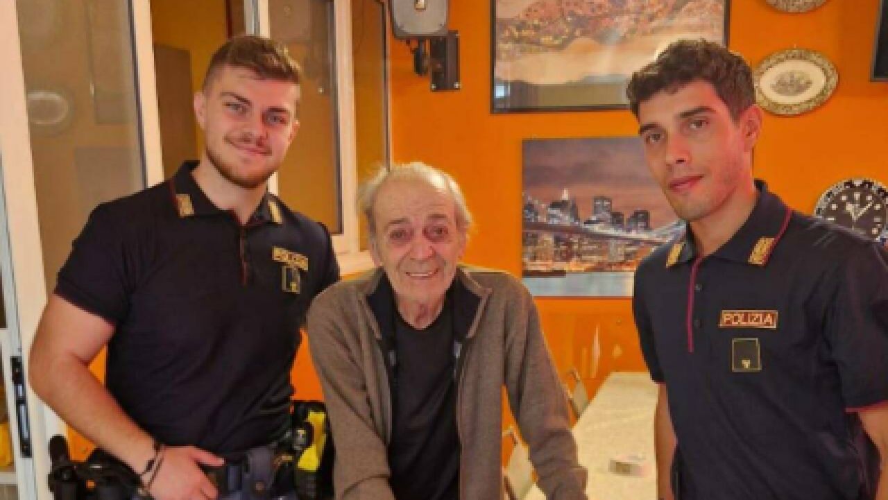 Un bătrân de 84 de ani din Italia a sunat la poliție pentru că se simțea singur. Ce au făcut agenții