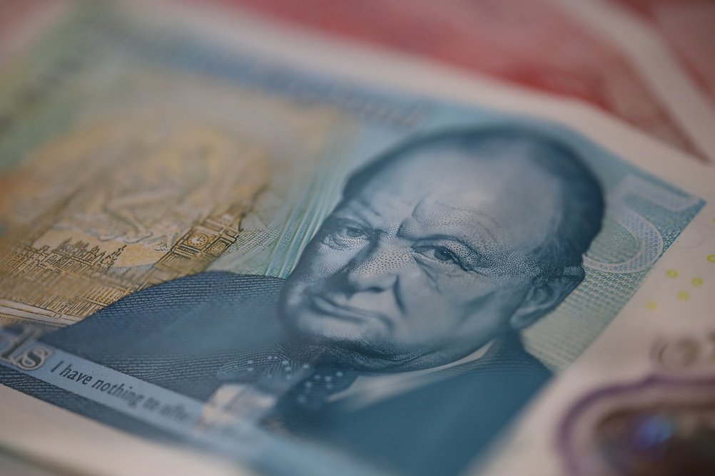 Marea Britanie își schimbă banii. Elimină figuri istorice și mari personalități de pe bancnote