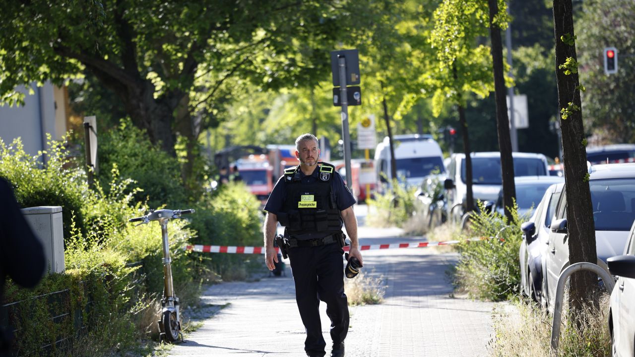 Fetiță de șase ani, la un pas de tragedie în Berlin. A căzut de la etajul trei, dar un bărbat a prins-o. Cum s-a întâmplat