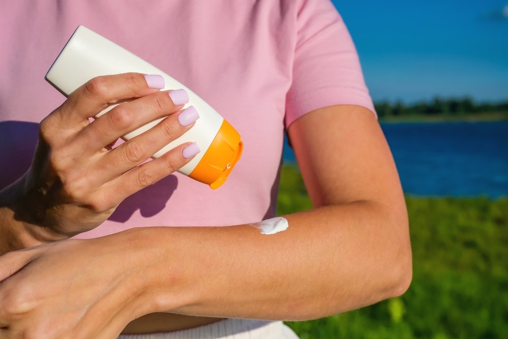 Motivul pentru care trebuie să folosim cremă cu protecție solară și toamna. Ce diferență este între SPF 30 și SPF 50
