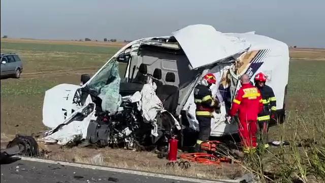 Un TIR scăpat de sub control a spulberat două mașini, în Constanța. Șoferul unei autoutilitare a murit
