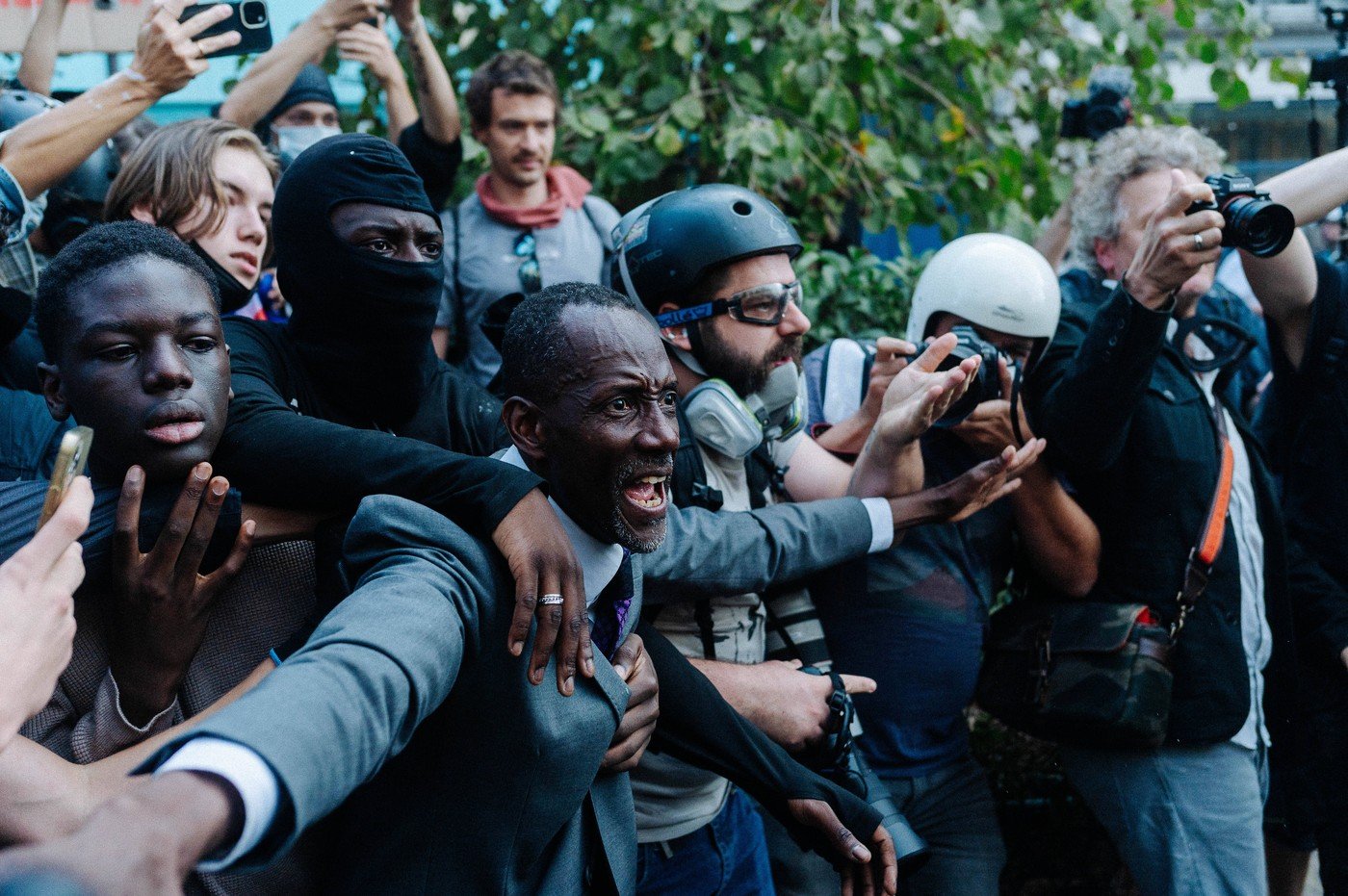 Primarul unui oraș din Franța, „scut” pentru liceeni în timpul protestelor violente de la Paris. Imaginile, virale. VIDEO