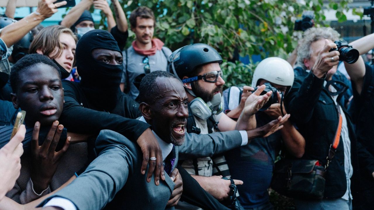 Primarul din Saint-Denis protejează liceenii în timpul protestelor violente de la Paris