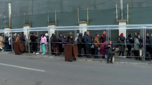 Cozi de peste 5 kilometri la moaștele Sfintei Parascheva, la Iași. Primii pelerini care s-au închinat au așteptat 24 de ore