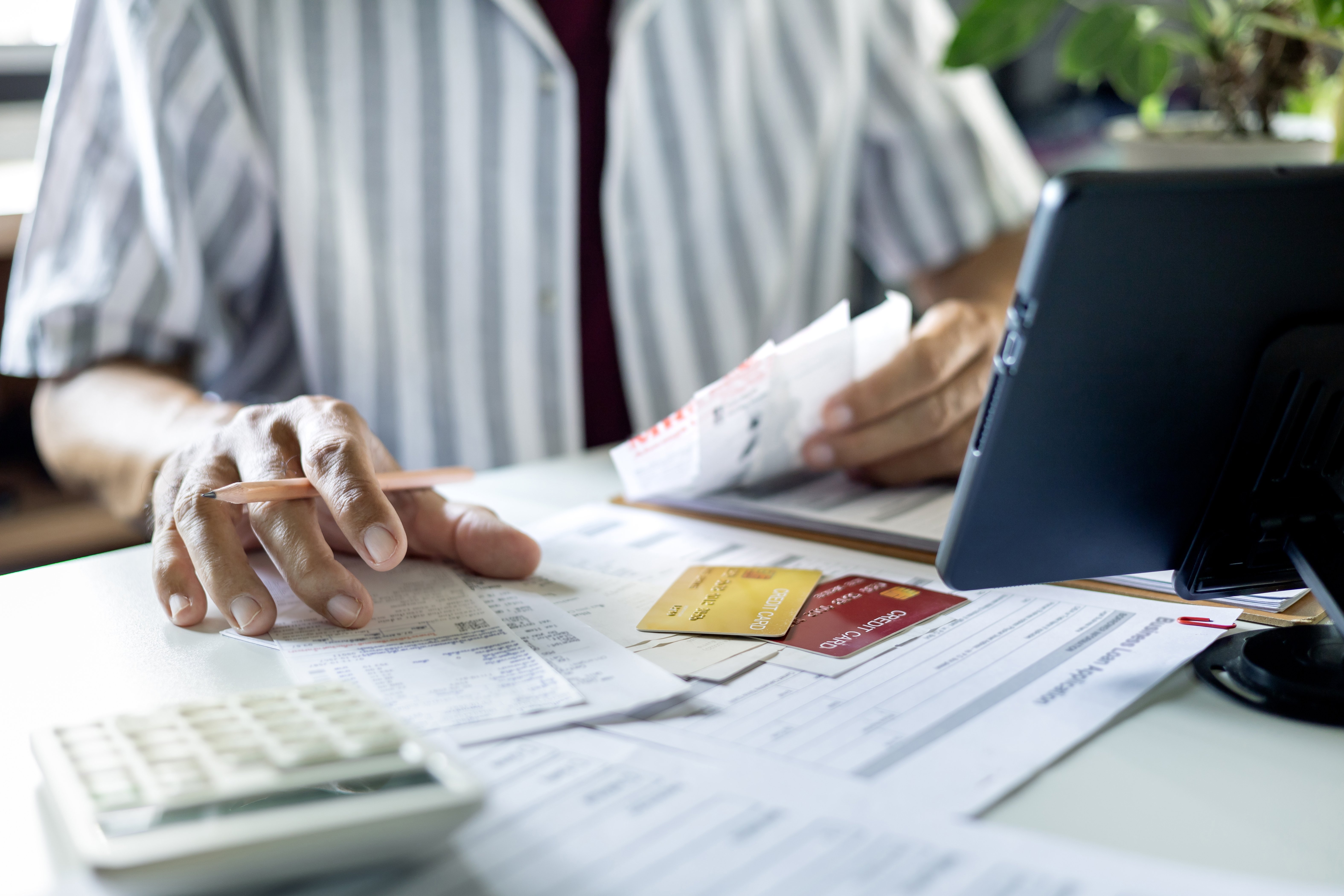 Un fost director de bancă din București, cercetat după ce ar fi sustras aproape 100.000 de euro din conturile unui client