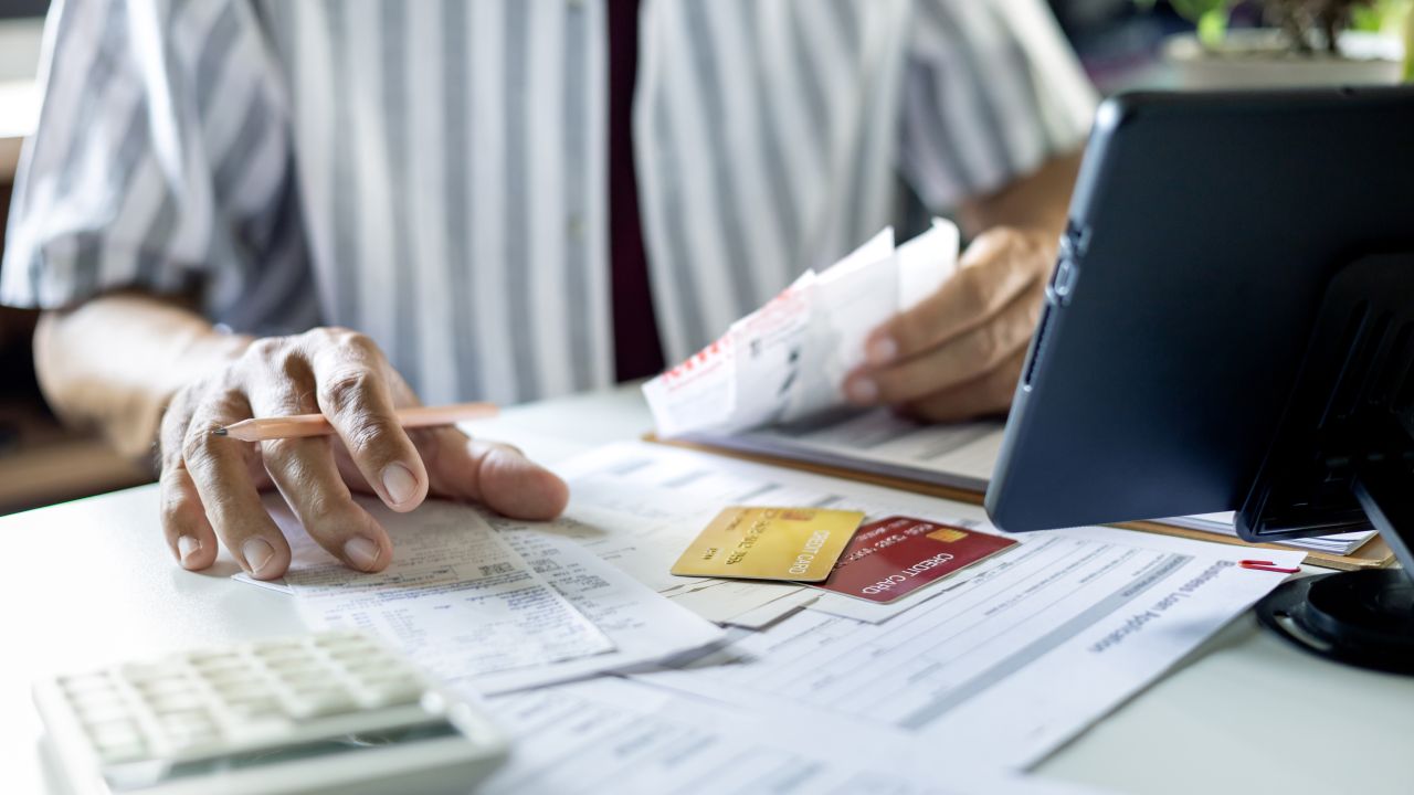 Un fost director de bancă din București, cercetat după ce ar fi sustras aproape 100.000 de euro din conturile unui client