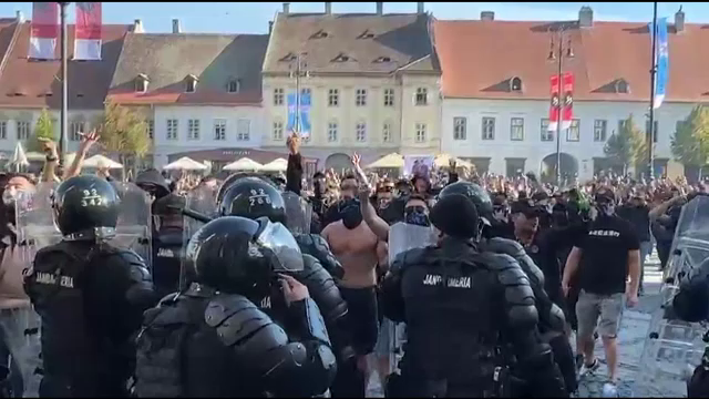 Confruntare violentă între suporterii CSA Steaua București - Politehnica Timișoara. Jandarmii au intervenit cu spray lacrimogen