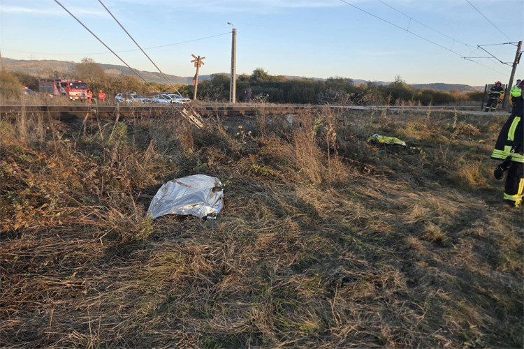 Doi adolescenți au murit după ce motocicleta pe care se aflau a fost lovită de un tren, în Harghita