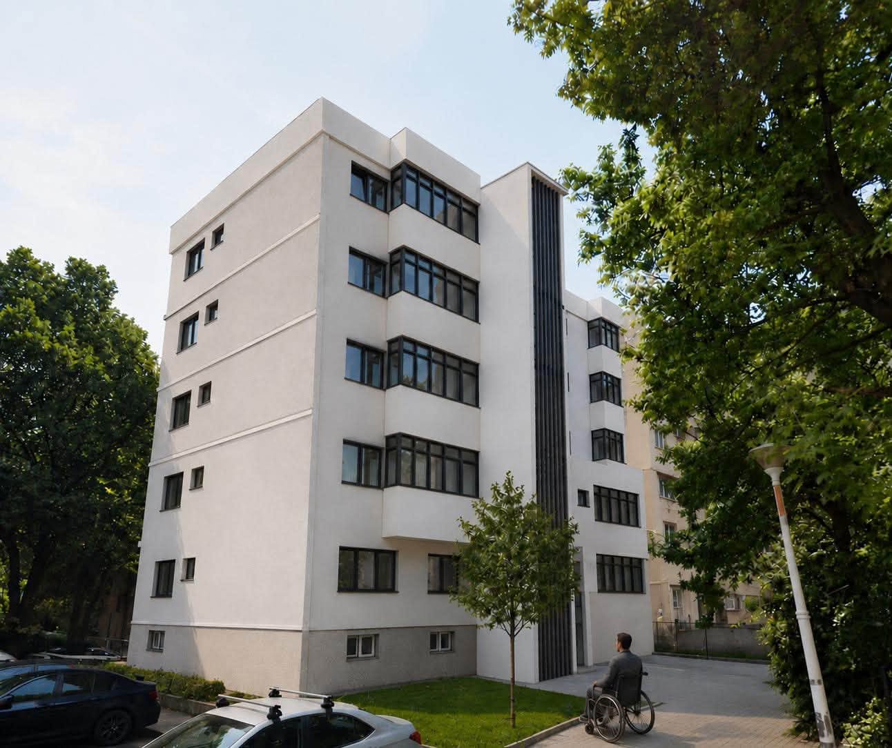 Primul lift exterior montat pe un bloc vechi din România. A fost emisă autorizația