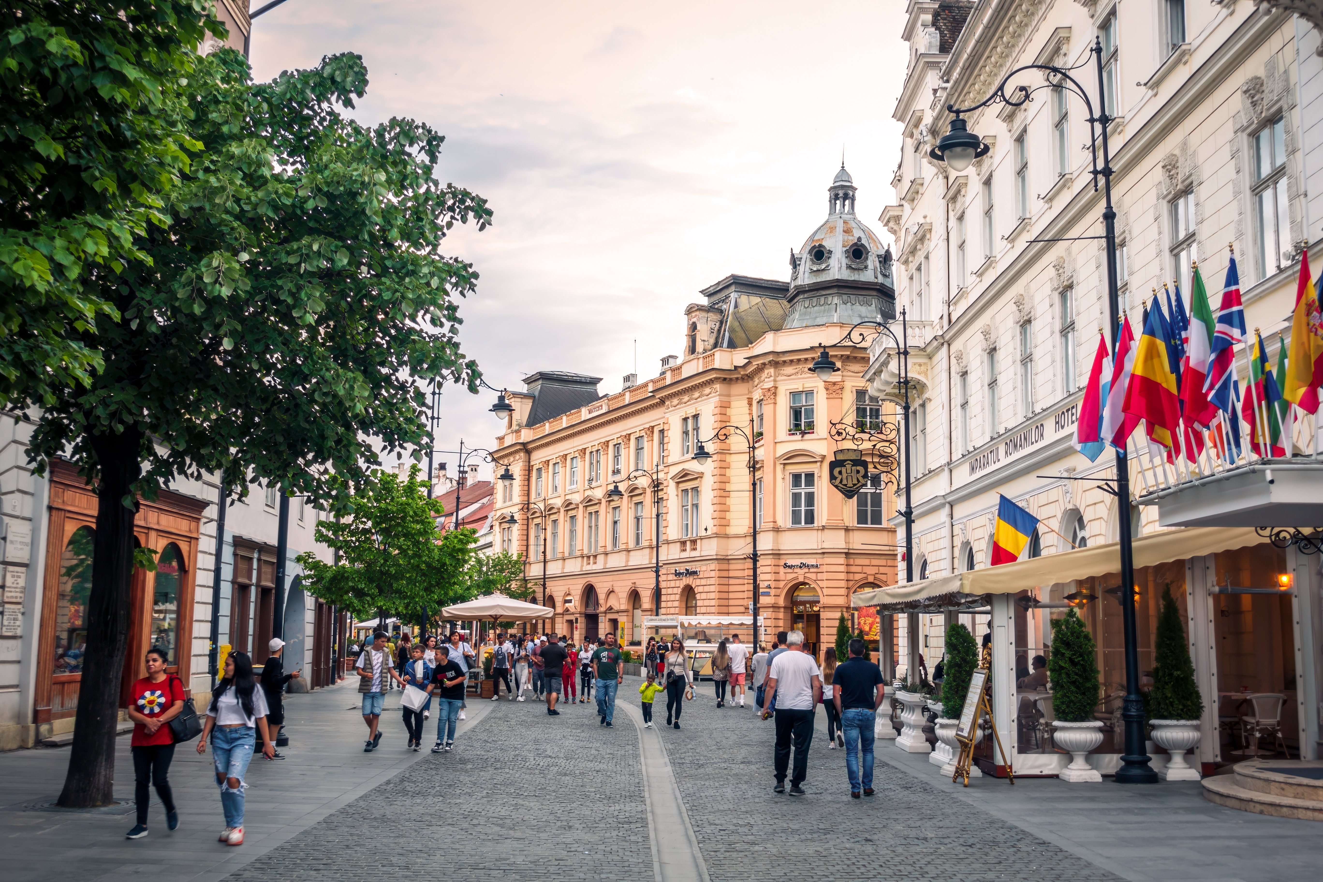 Shutterstock sibiu oameni pe strada